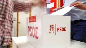 Un miltante del PSOE ejerce el voto en las primarias del partido / EFE