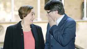 Ada Colau (i) y Carles Puigdemont (d) en una imagen de archivo en el Ayuntamiento de Barcelona.