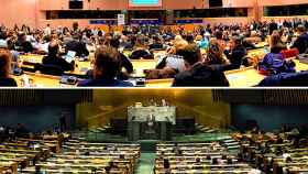 Arriba, la sala en la que se celebró la conferencia de Carles Puigdemont en Bruselas; abajo, la comparecencia de Mariano Rajoy ante las Naciones Unidas en 2012 / CG