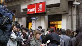 Enorme expectación mediática en la reunión del comité federal del PSOE ante las puertas de la sede del Ferraz / EFE