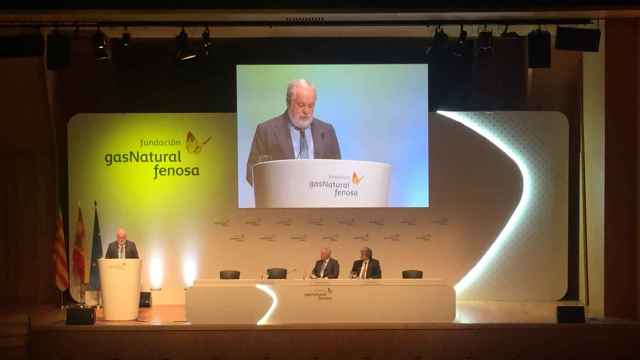 El comisario europeo de Política Climática y Energía, Miguel Arias Cañete (i), en la conferencia inaugural de las jornadas sobre energía y medio ambiente organizadas por Gas Natural Fenosa en Barcelona / CG