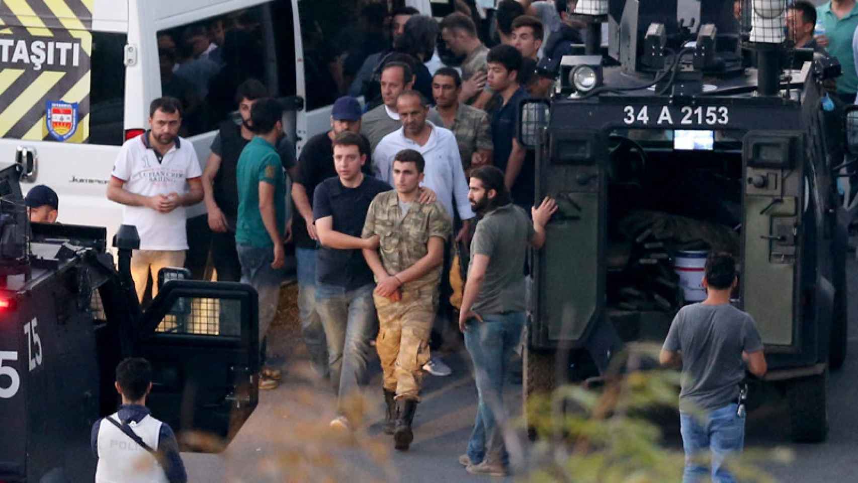 La Policía turca y la sociedad civil detienen a uno de los militares golpistas.