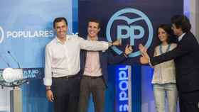 Fernando Martínez-Maillo, Pablo Casado, Andrea Levy y Jorge Moragas con el nuevo logo del PP.
