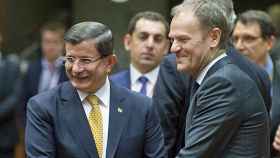 Ahmet Davutoglu, primer ministro turco, saluda a Donald Tusk, presidente del Consejo Europeo, durante la cumbre de los jefes de Estado y de Gobierno de la Unión Europea (UE) en Bruselas.