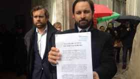 El vicepresidente de Vox, Santiago Abascal, junto al vicepresidente, Iván Espinosa, sostiene la querella contra Rajoy a las puertas del Supremo.