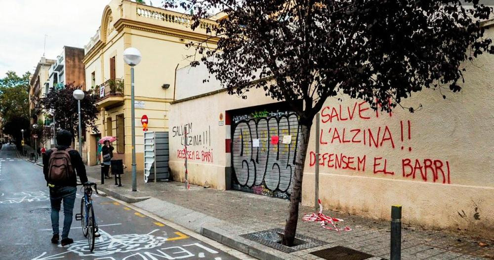 Grafitis de protesta contra el derribo de las tres casas de la calle Encarnació / TWITTER
