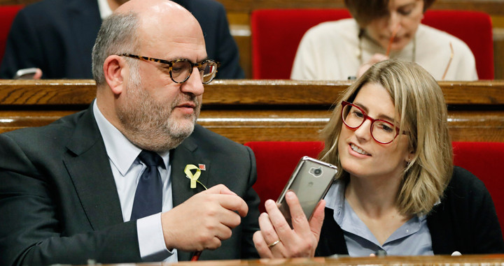 Eduard Pujol y Elsa Artadi, diputados de JxCAT, en el Parlamento catalán / EFE