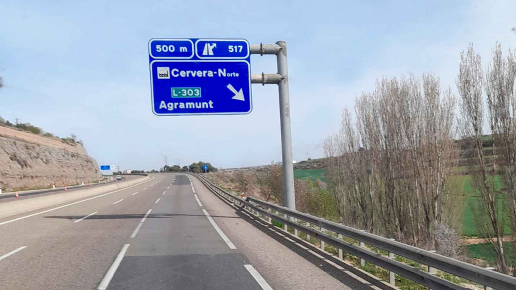 Un cartel en castellano en la autovía A-2 escandaliza a los independentistas en Cervera / TWITTER