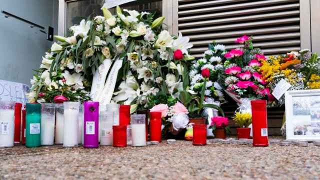 Velas, flores y pancartas en el domicilio de la menor de 12 años que se suicidó saltando por el balcón de su casa en Sallent / EFE