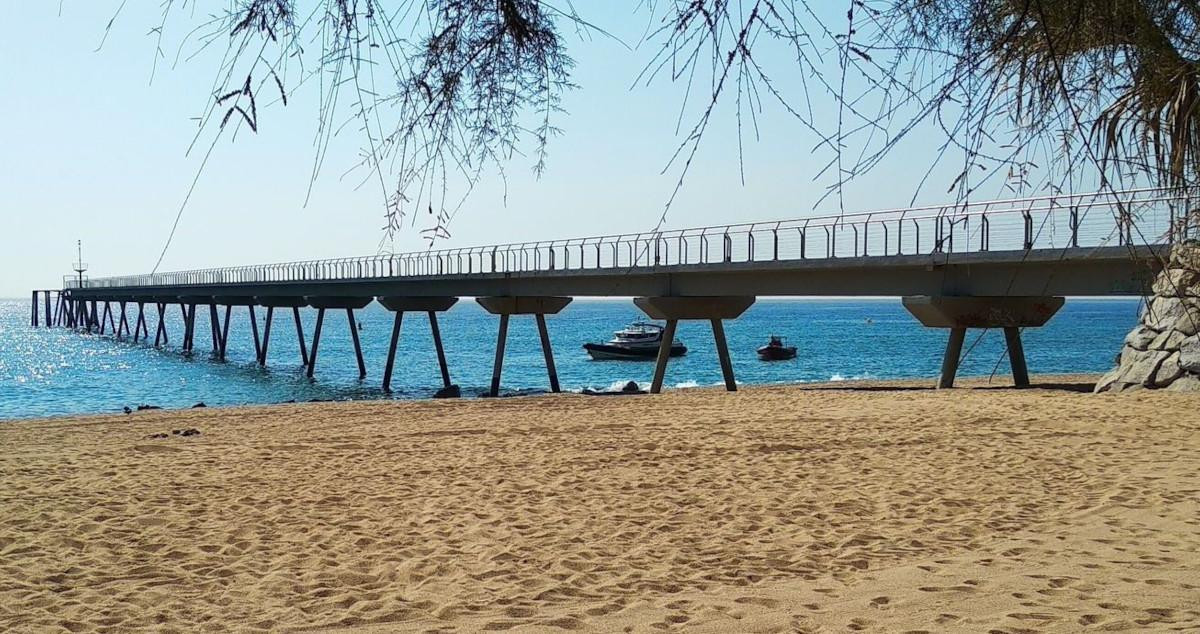 La playa del Pont del Petroli de Badalona, que tiene prohibido el baño junto a otras de la costa de Barcelona / AYUNTAMIENTO DE BADALONA