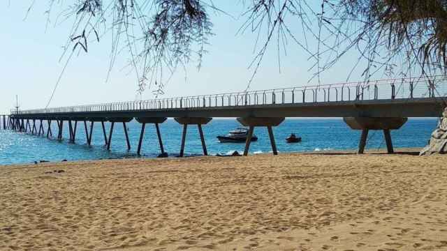 La playa del Pont del Petroli de Badalona, que tiene prohibido el baño junto a otras de la costa de Barcelona / AYUNTAMIENTO DE BADALONA