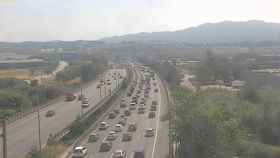 Retenciones en la AP-7 entre Mollet i la Roca en dirección Girona al inicio del puente de junio / TRÀNSIT