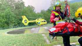 Traslado en helicóptero de la mujer herida crítica tras caer de más de diez metros desde un barranco en Ribes de Freser (Girona) / BOMBERS