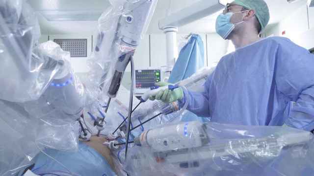 Un cirujano durante una operación con robótica de última generación en la Fundación Puigvert / EFE