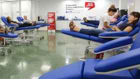 Un grupo de personas donan sangre / CG
