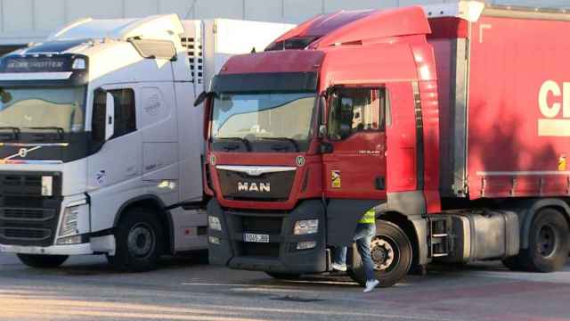 Transportistas en un parking para camiones / EUROPA PRESS