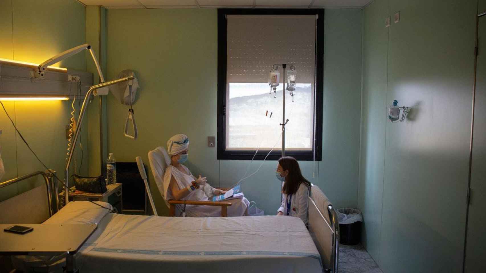 Una sanitaria con una paciente en el Hospital Vall d'Hebron de Barcelona / EP