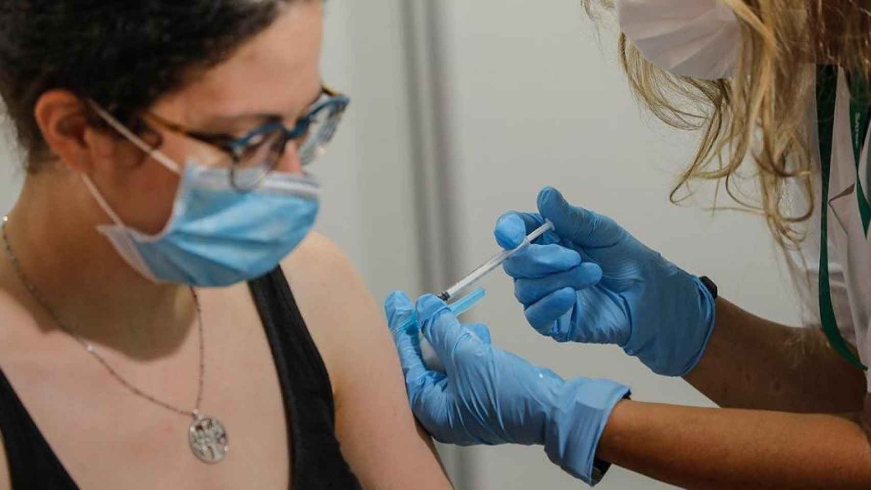 Una mujer se vacuna contra el coronavirus / EP