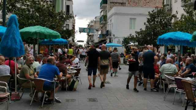 Concentración de 'osos' en la plaza de la Industria de Sitges /CG