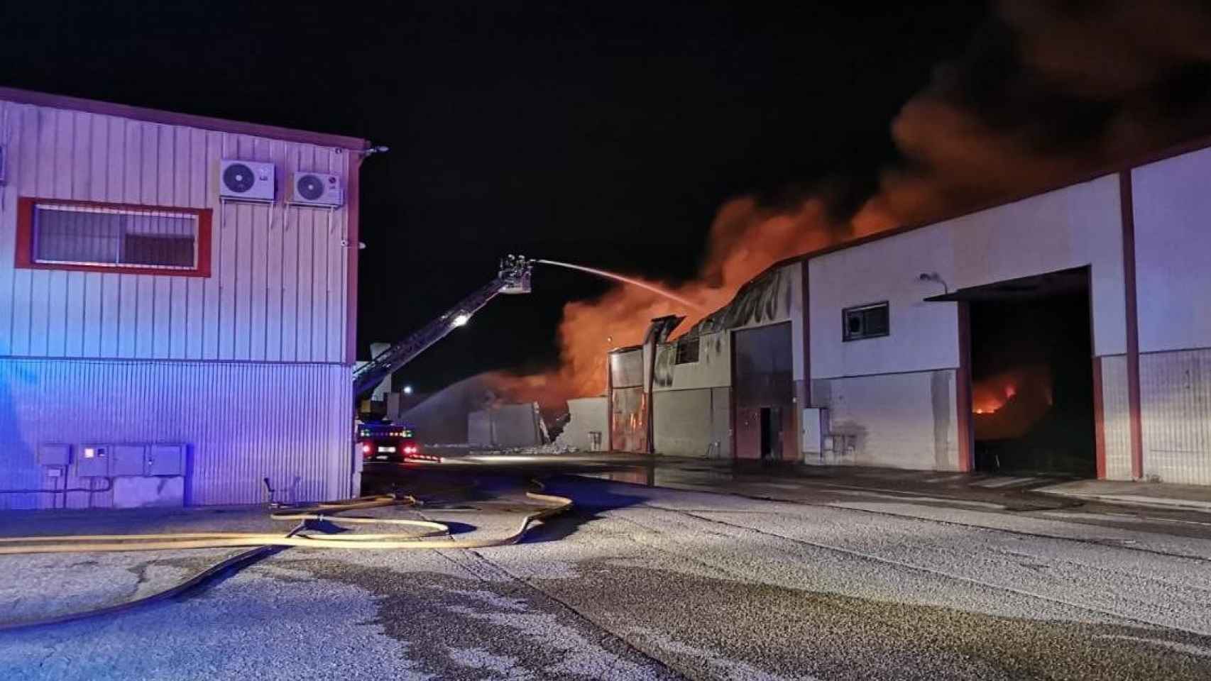 Los bomberos trabajan en la extinción del incendio de la fábrica de Rieju en Girona / BOMBEROS DE LA GENERALITAT