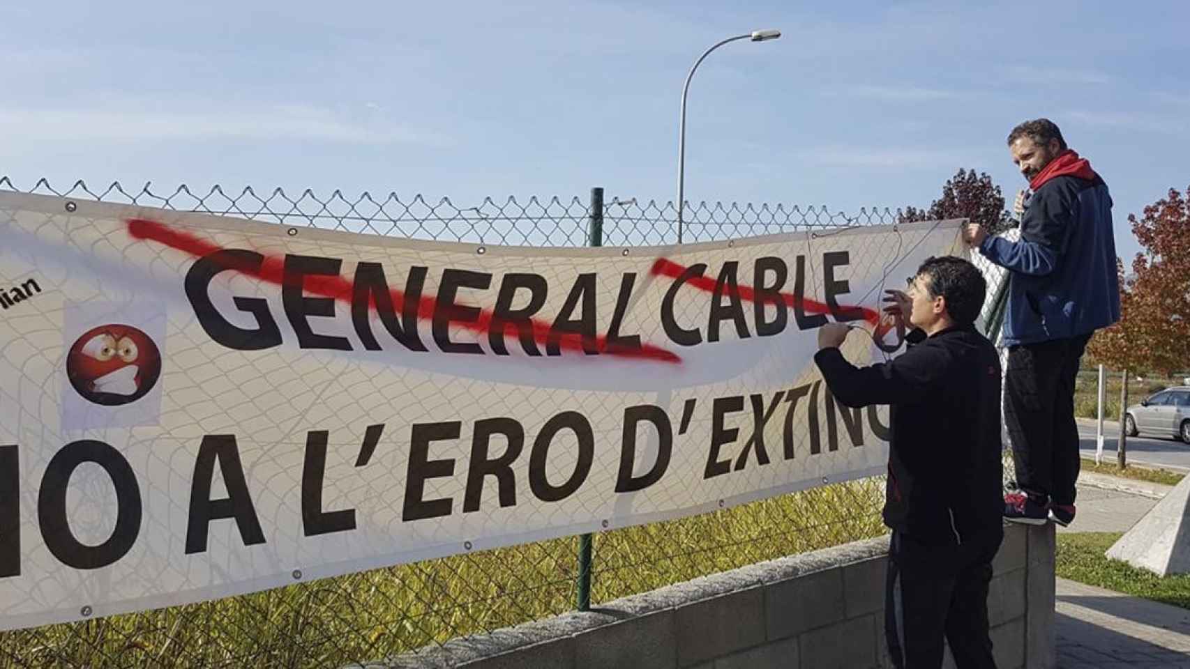 Trabajadores de General Cable colocan una pancarta durante una jornada de huelga anterior / CCOO