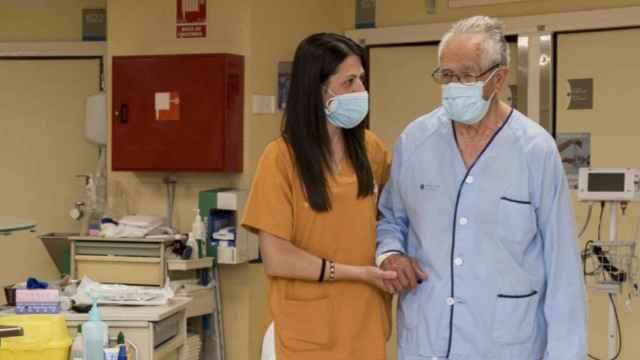 Una enfermera atiende a un paciente tras una cirugía / HOSPITAL DE BELLVITGE