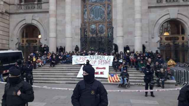 Un momento de la protesta en la que los CDR bloquean la entrada del Palacio de Justicia / EP