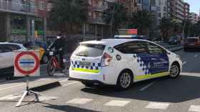 Imagen de un control policial en Barcelona: la Guardia Urbana detiene a un conductor drogado / GUARDIA URBANA