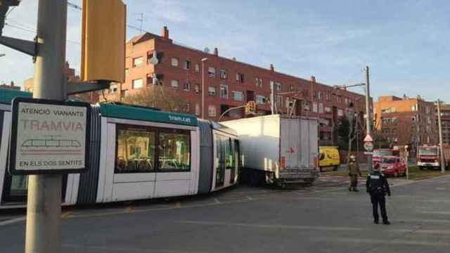 Choque de un camión con un tranvía del Trambesòs / CCMA