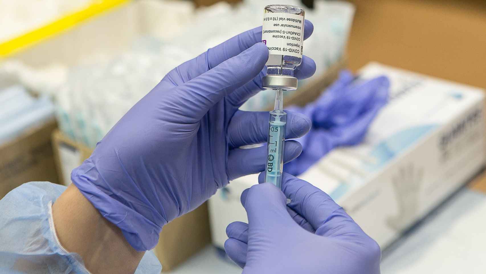 Personal sanitario prepara una dosis de la vacuna contra el Covid-19 / JORGE ARMESTAR -EUROPA PRESS