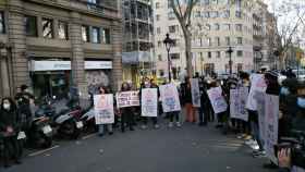 Vecinos del Raval se manifiestan en la Gran Via de Barcelona para protestar a Endesa por los cortes de luz / XARXA VEÏNAL RAVAL