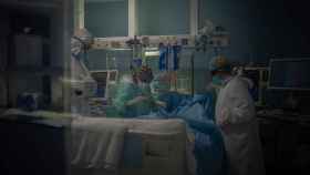 Médicos atienden a un paciente de Covid en una uci / EP
