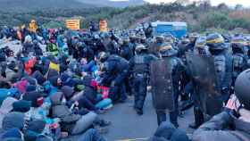 La policía desaloja a los miembros de Tsunami Democràtic que cortan la frontera con Francia, el 12 de noviembre del 2019 / EUROPA PRESS