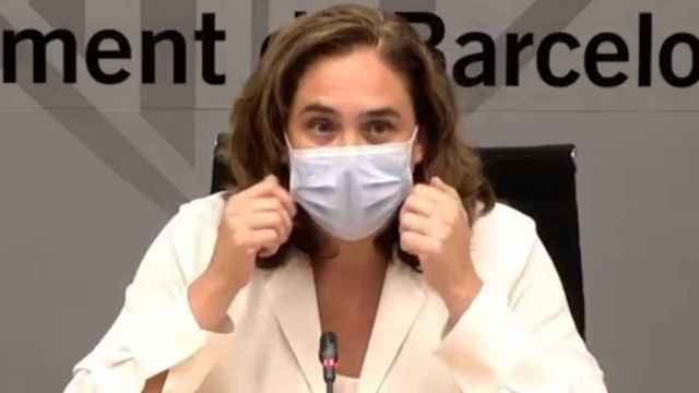 Ada Colau, con mascarilla en su rueda de prensa en el Ayuntamiento de Barcelona