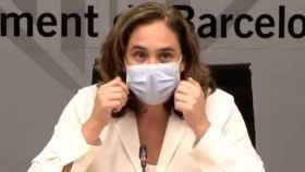 Ada Colau, con mascarilla en su rueda de prensa en el Ayuntamiento de Barcelona
