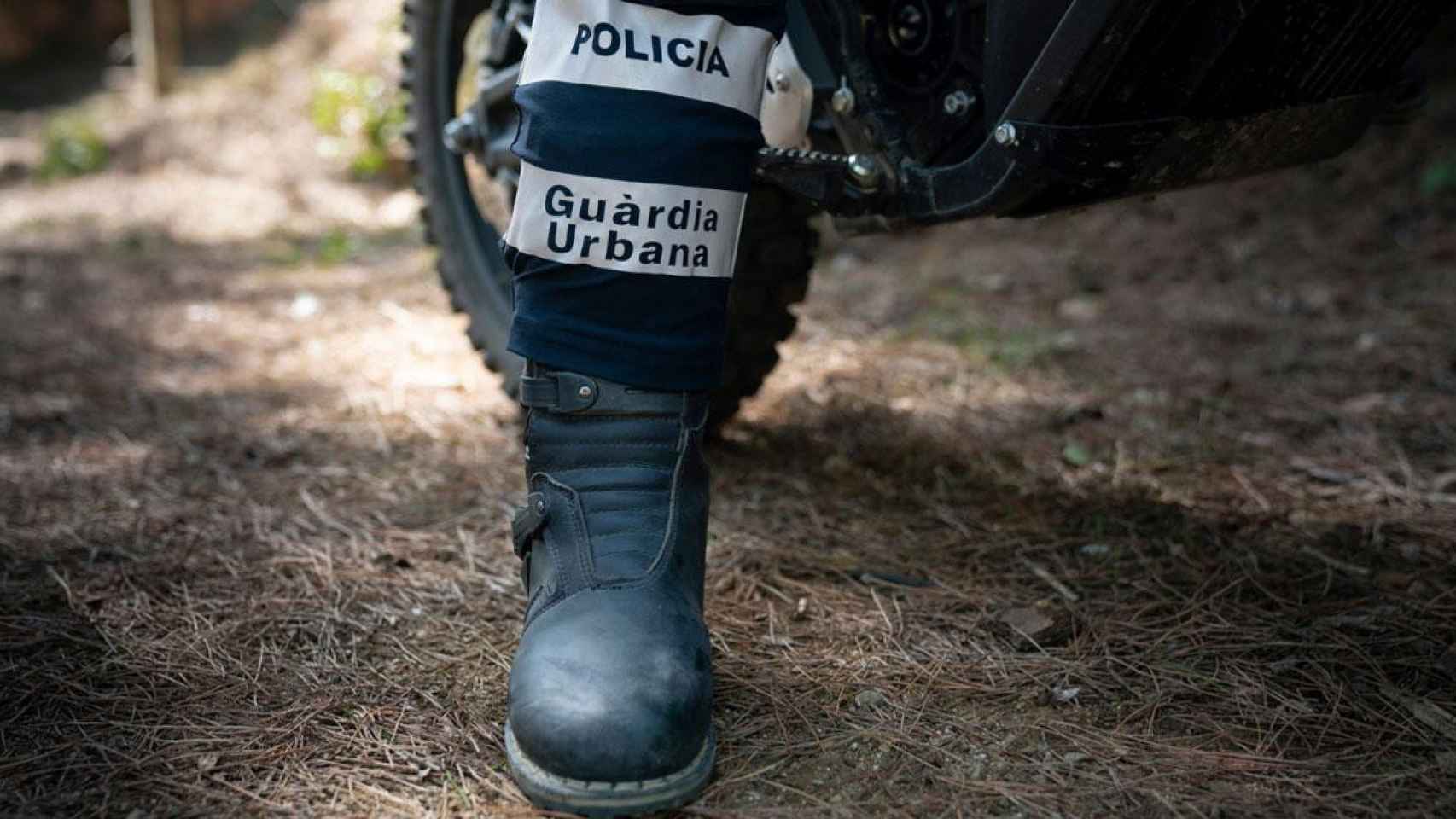Un policía de la Guardia Urbana sobre su moto / URBANA