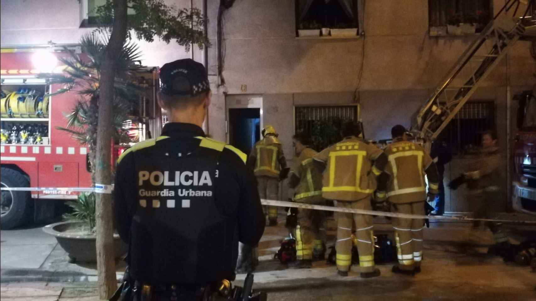 Dos heridos al incendiarse dos pisos en Badalona