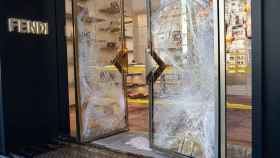 Cristales rotos en la puerta de la tienda de la marca Fendi, fruto de un alunizaje para robar, situada en el paseo de Gràcia, 83 de Barcelona