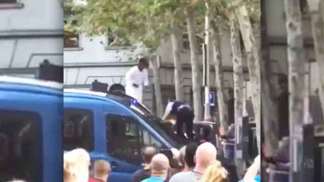 Imagen del hombre placado por la policía en las cercanías de la Sagrada Familia de Barcelona / CG