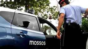 Un agente entra en un vehículo de los Mossos d'Esquadra / EP