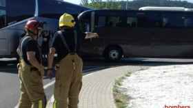 Los bomberos asisten a los heridos tras el choque entre dos autocares en Lleida / BOMBERS