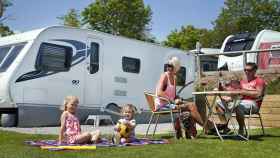 Familia pasando sus vacaciones en un 'camping' / PITCHUP.COM