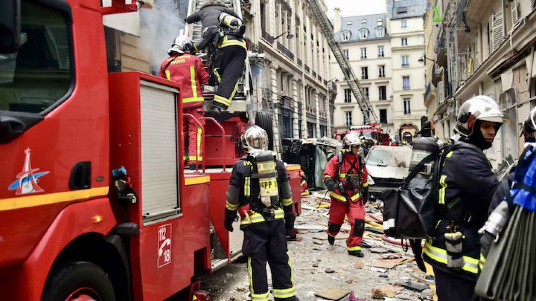 Bomberos trabajando tras la explosión de una panadería en París /  Christophe Castaner