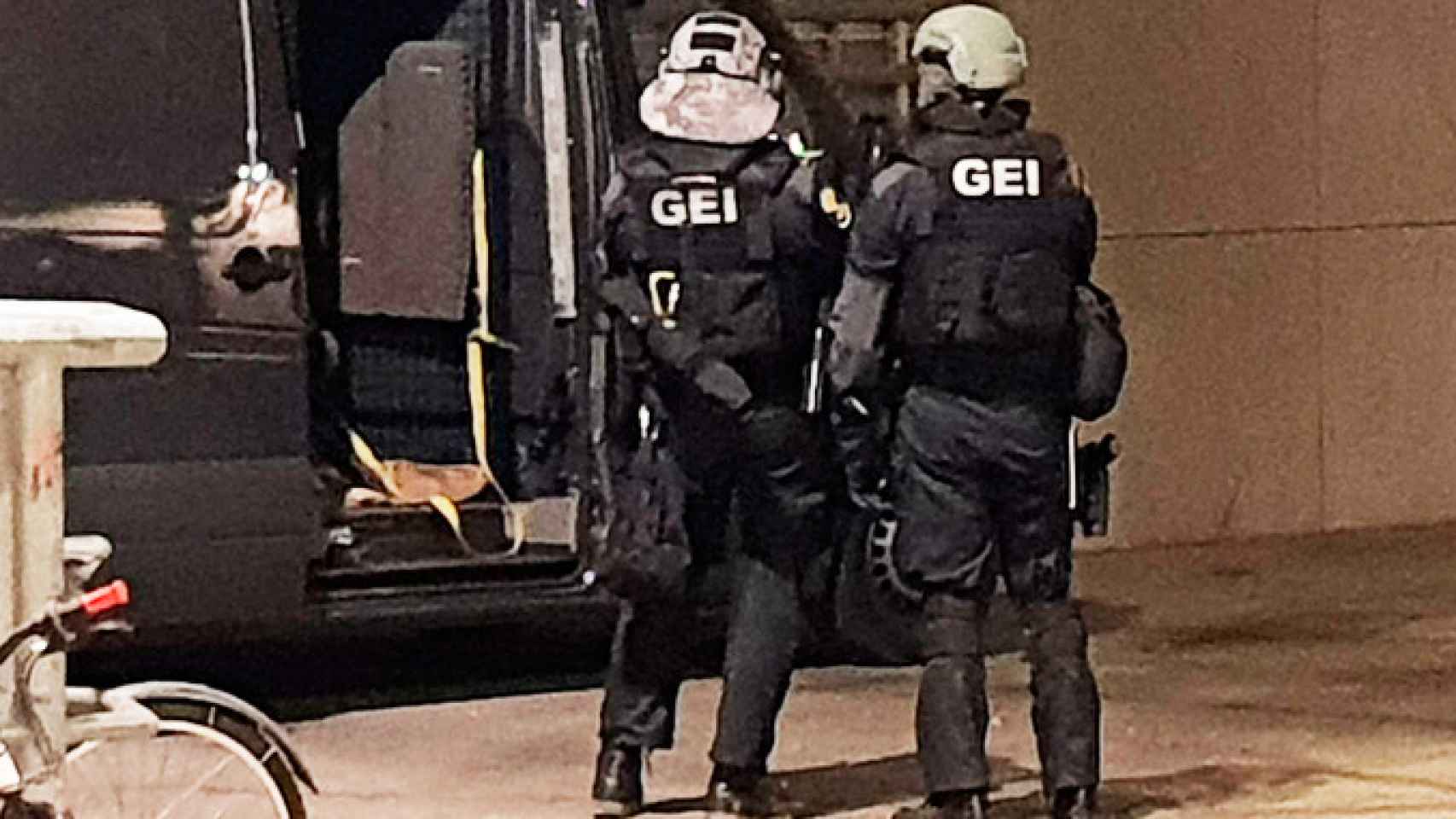 Dos agentes de los Mossos d'Esquadra en una operación antiterrorista / MOSSOS
