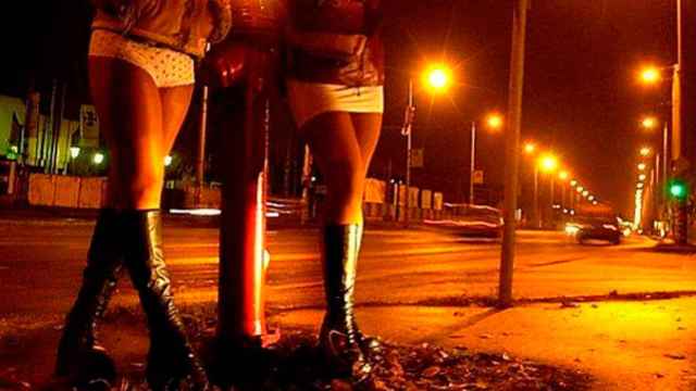 Dos prostitutas en la calle explotar