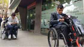 Dos personas con discapacidad, en la protesta del miércoles ante la Consejería de Trabajo en Barcelona
