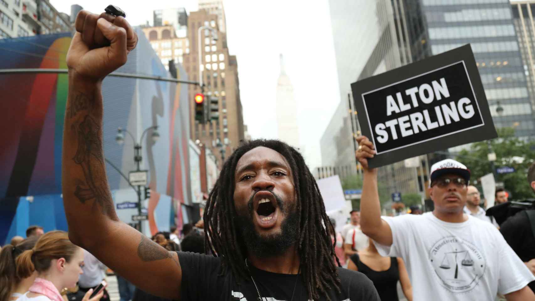 Manifestantes protestan por la muerte de tres ciudadanos negros en manos de policías blancos en Nueva York, el 7 de julio.