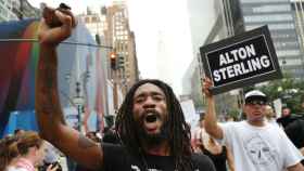 Manifestantes protestan por la muerte de tres ciudadanos negros en manos de policías blancos en Nueva York, el 7 de julio.