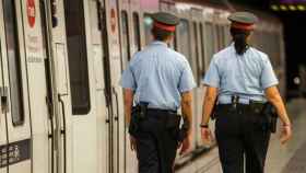 Una patrulla de Mossos d'Esquadra por el Metro de Barcelona