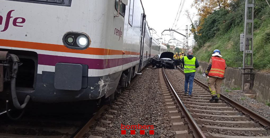 Tren impacta con un coche atrapado vías del tren Reus / BOMBERS
